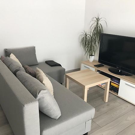 Prijemny Apartman Krovi V Rodinnem Domku Se Sdilenym Bazenem, Terasou A Zahradou ภายนอก รูปภาพ