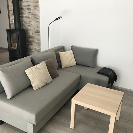 Prijemny Apartman Krovi V Rodinnem Domku Se Sdilenym Bazenem, Terasou A Zahradou ภายนอก รูปภาพ