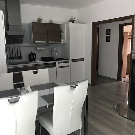 Prijemny Apartman Krovi V Rodinnem Domku Se Sdilenym Bazenem, Terasou A Zahradou ภายนอก รูปภาพ