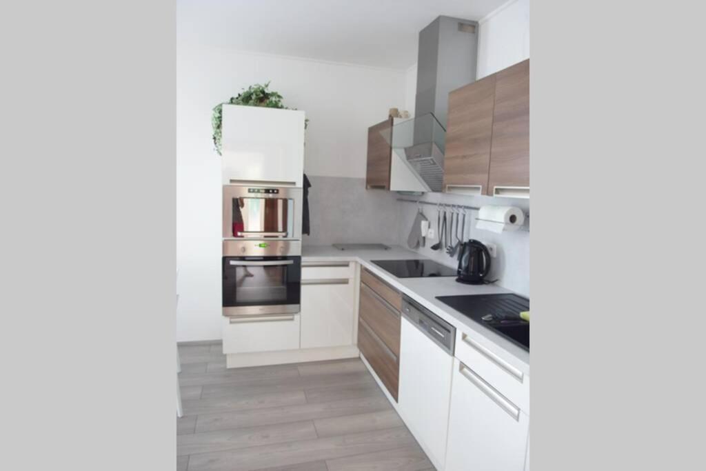 Prijemny Apartman Krovi V Rodinnem Domku Se Sdilenym Bazenem, Terasou A Zahradou ภายนอก รูปภาพ
