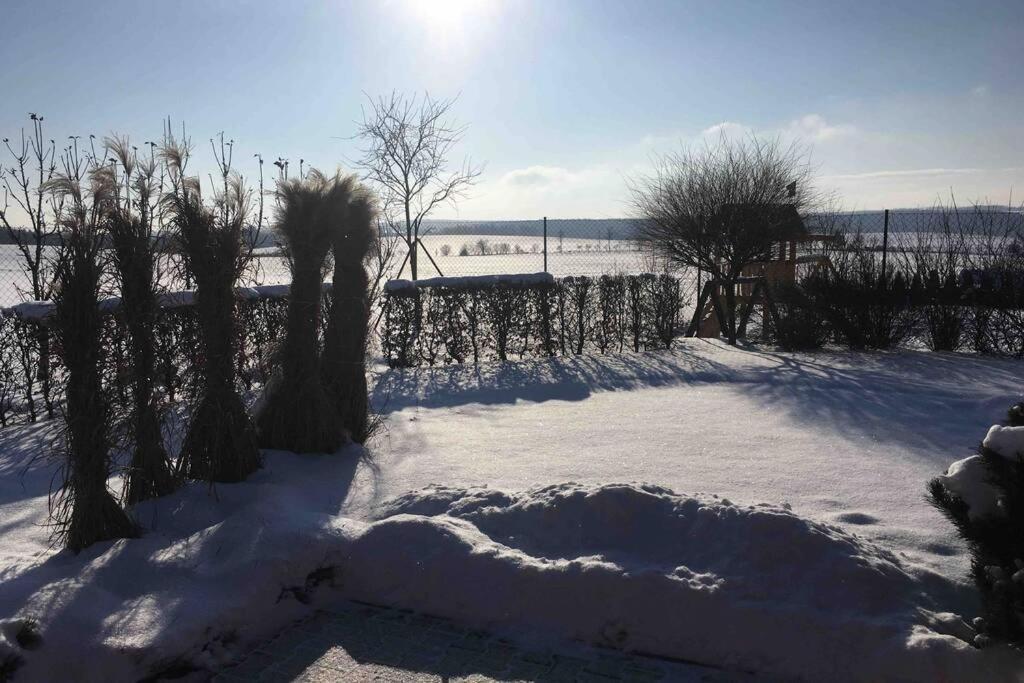 Prijemny Apartman Krovi V Rodinnem Domku Se Sdilenym Bazenem, Terasou A Zahradou ภายนอก รูปภาพ