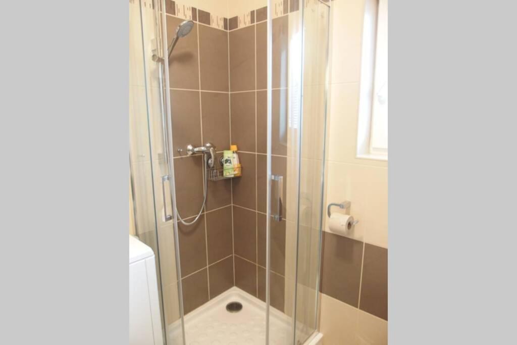 Prijemny Apartman Krovi V Rodinnem Domku Se Sdilenym Bazenem, Terasou A Zahradou ภายนอก รูปภาพ