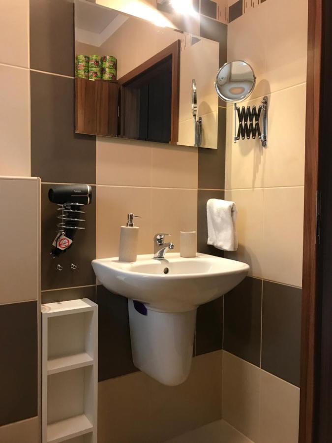 Prijemny Apartman Krovi V Rodinnem Domku Se Sdilenym Bazenem, Terasou A Zahradou ภายนอก รูปภาพ