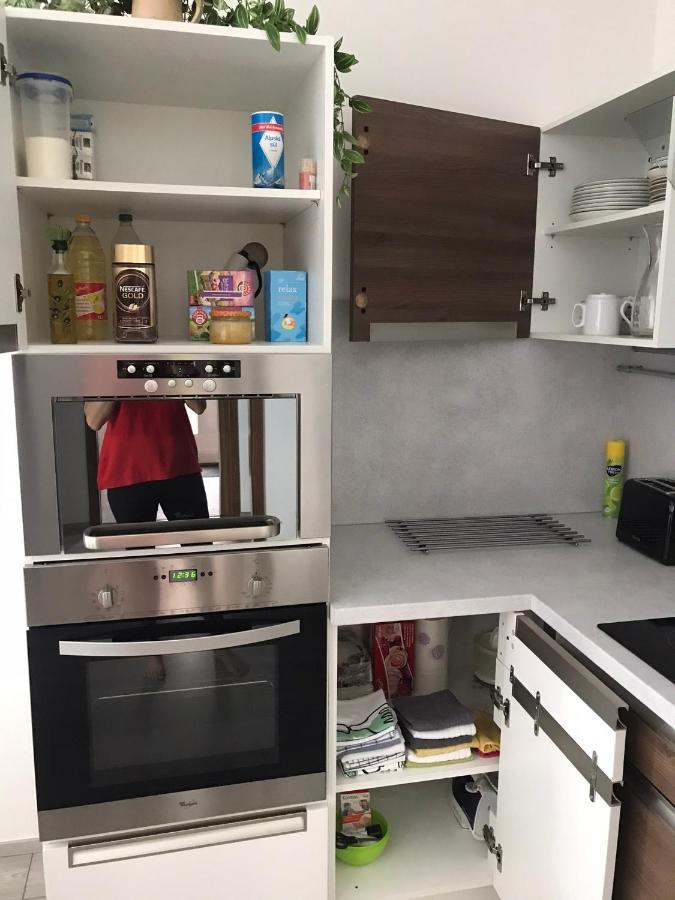Prijemny Apartman Krovi V Rodinnem Domku Se Sdilenym Bazenem, Terasou A Zahradou ภายนอก รูปภาพ