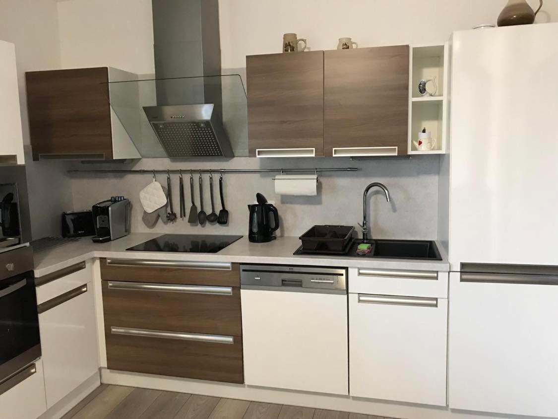Prijemny Apartman Krovi V Rodinnem Domku Se Sdilenym Bazenem, Terasou A Zahradou ภายนอก รูปภาพ