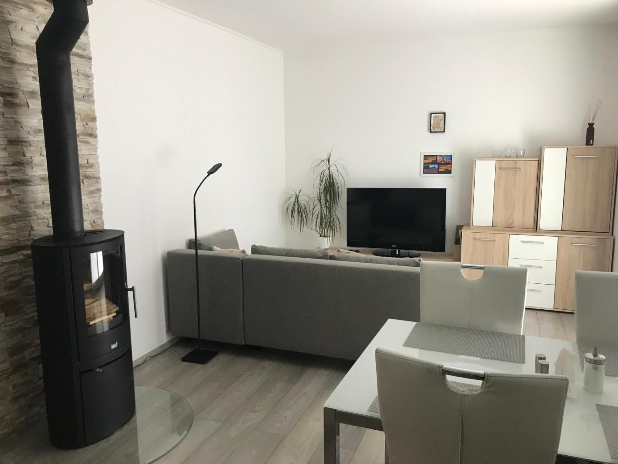 Prijemny Apartman Krovi V Rodinnem Domku Se Sdilenym Bazenem, Terasou A Zahradou ภายนอก รูปภาพ