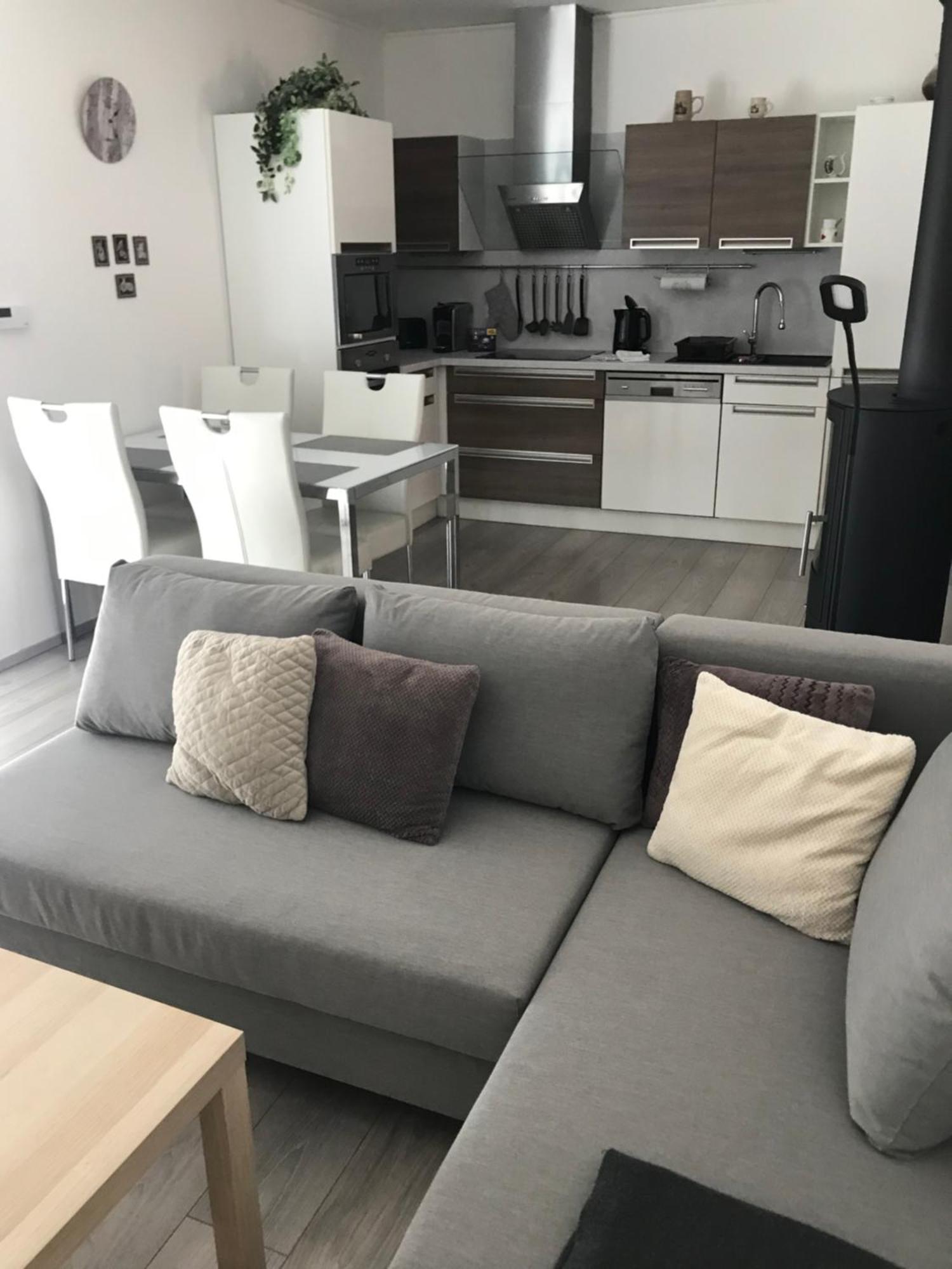 Prijemny Apartman Krovi V Rodinnem Domku Se Sdilenym Bazenem, Terasou A Zahradou ภายนอก รูปภาพ