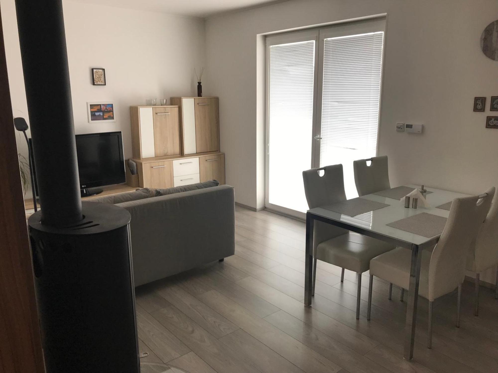 Prijemny Apartman Krovi V Rodinnem Domku Se Sdilenym Bazenem, Terasou A Zahradou ภายนอก รูปภาพ