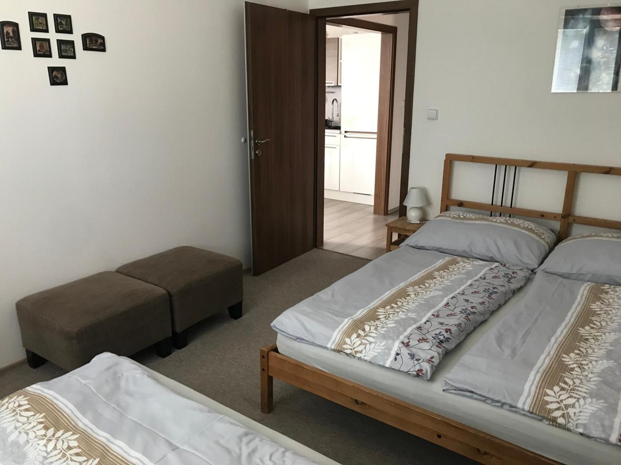 Prijemny Apartman Krovi V Rodinnem Domku Se Sdilenym Bazenem, Terasou A Zahradou ภายนอก รูปภาพ