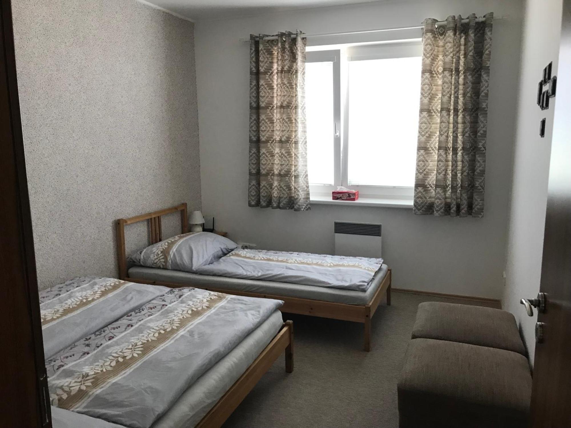 Prijemny Apartman Krovi V Rodinnem Domku Se Sdilenym Bazenem, Terasou A Zahradou ภายนอก รูปภาพ
